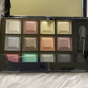 Makeover Essentials IntrigueME Eye Shadow Compact